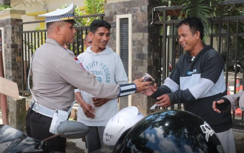 Berbagi Berkah Ramadhan, Polres Belu Bagikan 100 Takjil Gratis ke Warga 