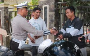 Berbagi Berkah Ramadhan, Polres Belu Bagikan 100 Takjil Gratis ke Warga 