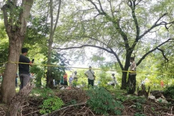 Tim Identifikasi Polresta Kupang Kota dan anggota Polsek Alak melakmengevakuasi jenazah yang ditemukan di lahan kosong pinggir jalan tepatnya di RT 020/RW 008, Kelurahan Manulai II, Kecamatan Alak, Kota Kupang.  