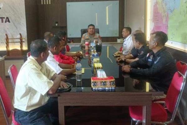 Kapolresta Kupang Kota, Kombes Aldinan Manurung melakukan pertemuan bersama  Ketua Badan Pengurus Persaudaraan Setia Hati Terate (PSHT) Cabang Kupang 030, Ady Ndiiy, Selasa (11/3/2025). 