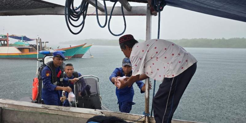 Polairud Polda NTT Bagikan Takjil ke Nelayan di Pesisir Pantai di NTT