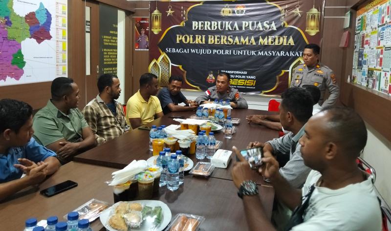 Wakapolres Belu, KOMPOL Lorensius didampingi Kasi Humas melakukan buka puasa bersama awak media di Aula Mapolres Belu wilayah perbatasan RI-RDTL, Kamis (13/3/2025). 
