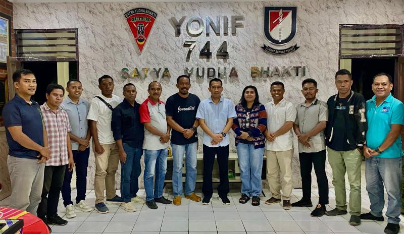 Pose bersama Danyon 744/SYB Mayor Inf. Eko Novianto Beslar dan Wadan Kapten Inf. Rinto Haskoro bersama insan media usai buka puasa bersama di Mayonif 744/SYB, Tobir, Kabupaten Belu perbatasan RI-RDTL, Jumat (14/3/2025). 
