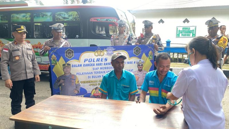 Wakapolres Belu, KOMPOL Lorensius didampingi Kasat Lantas, Marthen Luther Petterson melakukan sosialisasi sekaligus pengecekan kesehatan dan ram check kendaraan jelang mudik lebaran bertempat di halaman depan Mapolres Belu, Kabupaten Belu perbatasan RI-RDTL, Sabtu (15/3/2025). 