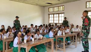Peduli Gizi Anak, Satgas Yonif 741/GN Kembali Bagi Susu dan Roti ke Pelajar SD 