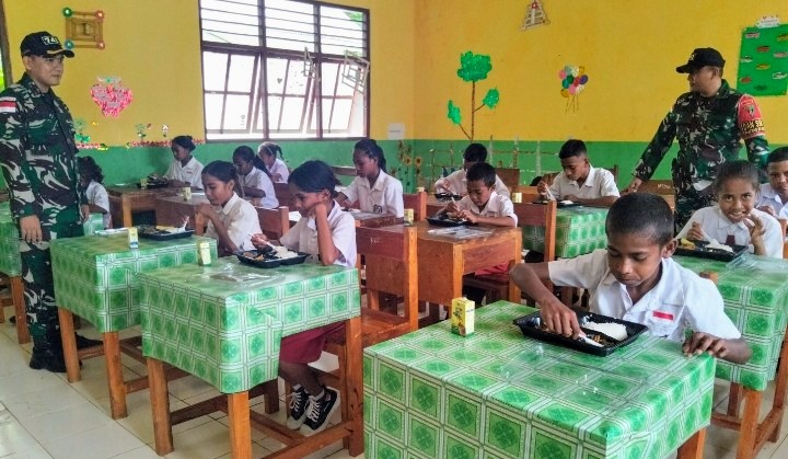 Wadan Satgas Yonif 741/GN, Kapten Inf. Angga Singgih Lestiawan didampingi Dan SSK I Kapten Inf. Yudha Hanggara usai bagikan makan bergizi gratis untuk para siswa-siswi SDI Beitaus, Desa Asumanu, Kecamatan Raihat, Kabupaten Belu perbatasan RI-RDTL, Senin (17/3/2025). 