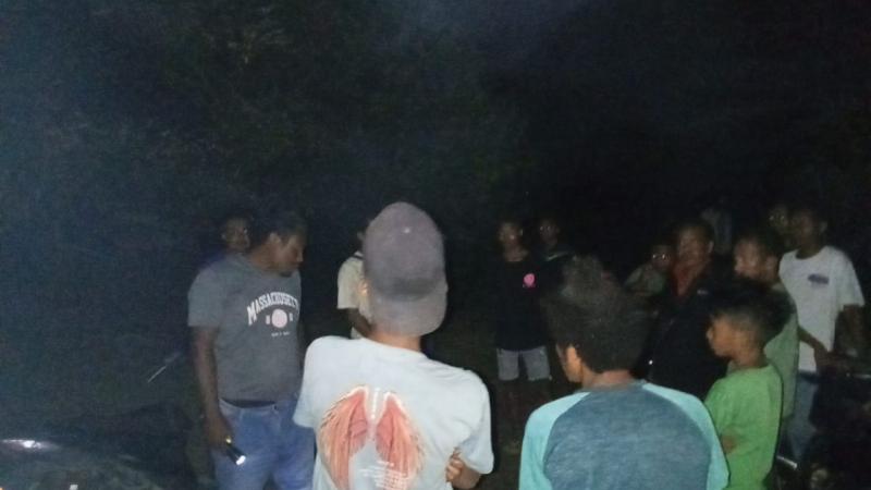 Sejumlah warga Desa Taufanu sementara mencar korban, Lefinus Laisnesi yang dimangsa buaya saat memancing di Danau Nima bau 