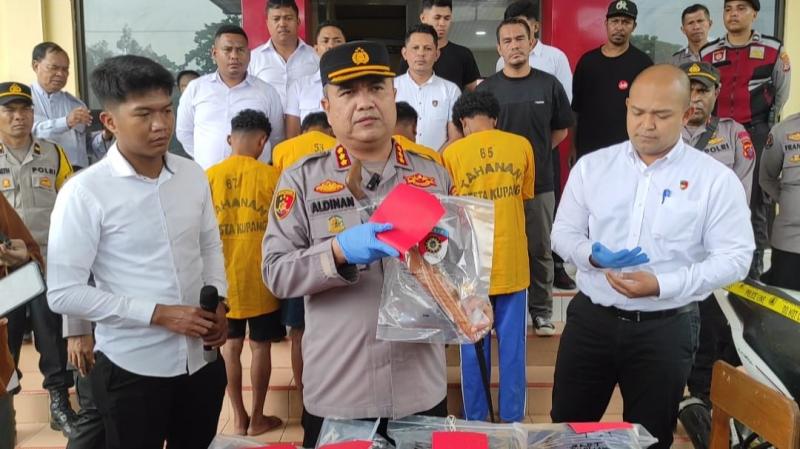  Kapolresta Kupang Kota, Kombes Pol Aldinan Manurung saat menunjukkan barang bukti dan tersangka kasus pembunuhan di Alak. 