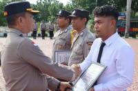 Kapolres Kupang Berikan Penghargaan untuk Empat Anggota Berprestasi 