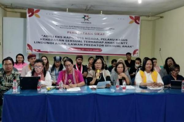Konprensi pers Solidaritas Anti Kekerasan dan Diskriminasi Terhadap Kelompok Minoritas dan Rentan (SAKSIMINOR) Kamis, 20 Maret 2025, di aula Kantor Perhimpunan Keluarga Berencana Indonesia (PKBI) NTT, anngota SAKSIMONOR, 