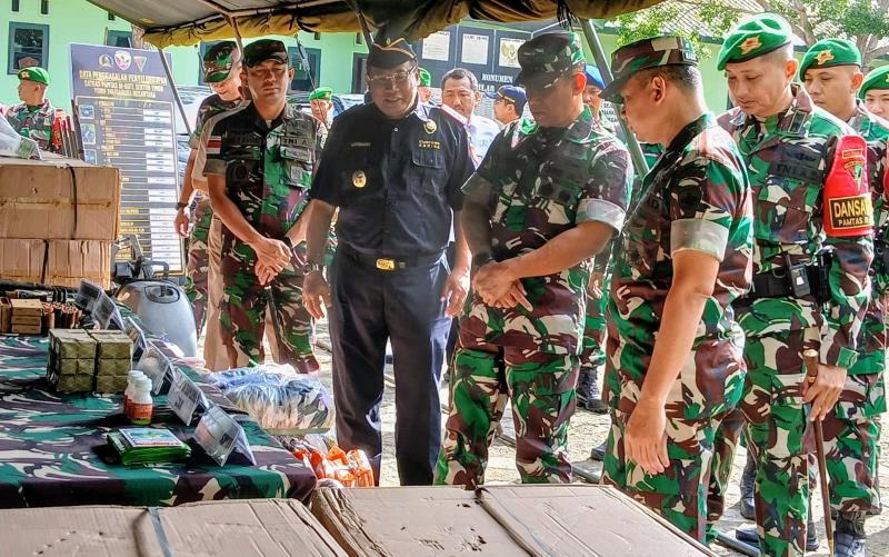 Sambangi Satgas Yonif 741/GN, Kasdam Udayana Tinjau Barang Bukti Hasil Galdup Selama 6 Bertugas 