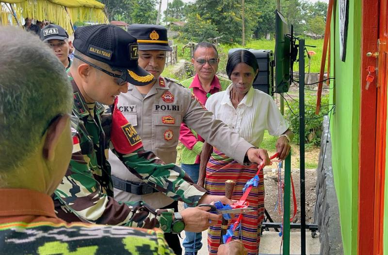 Dansatgas Yonif 741/GN Resmikan Rumah Hasil Renovasi di Belu