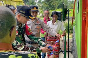 Dansatgas Yonif 741/GN Resmikan Rumah Hasil Renovasi di Belu