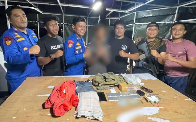 KATANTT.COM---Polisi menangkap seorang pria berinisial L (39) karena diduga menyelundupkan ratusan batang detonator pada Minggu (22/3/2025) dini hari sekitar pukul 01.20 Wita di Pelabuhan Marina Labuan Bajo.