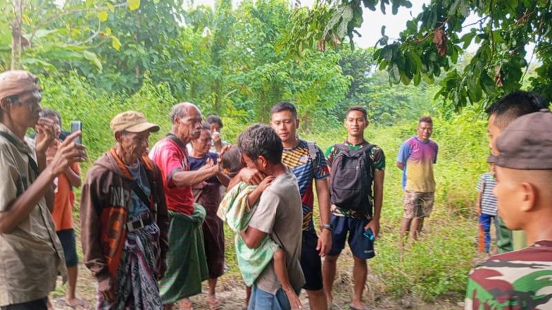 Gerak Cepat, Prajurit Pos Haslot Satgas Yonif 741/GN Temukan Anak Hilang di Hutan Alas_Malaka 