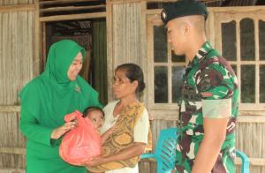 Baksos Persit KCK Ranting 3 Yonif 744/SYB dan Anggota Bagi Sembako Untuk Warga Belu
