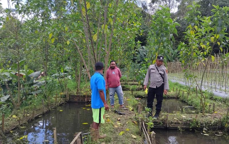 Anggota Polres Manggarai berikan pendampingan kepada anggota kelompok petani terkait program ketahanan pangan di Kabupaten Manggarai. 