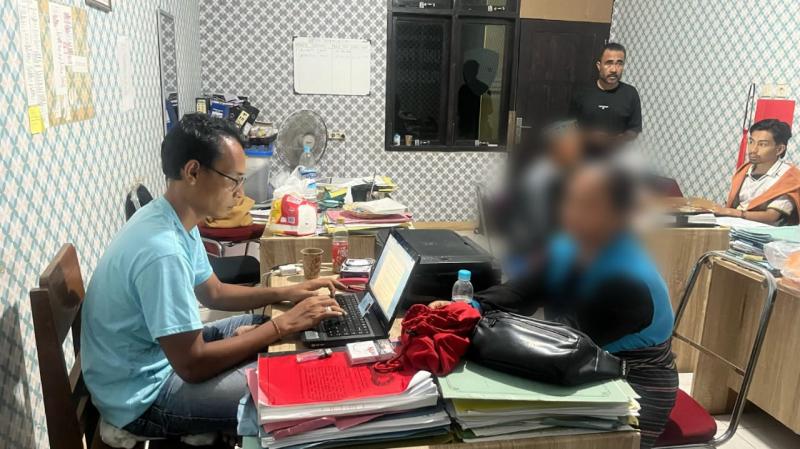 Seorang Ibu muda AH warga  28), warga Kampung Mbore, Desa Tondong Belang, Kecamatan Mbeliling saat dimintai keterangan terkait kasus pembuangan bayi pasca melahirkan di Manggarai Barat. 