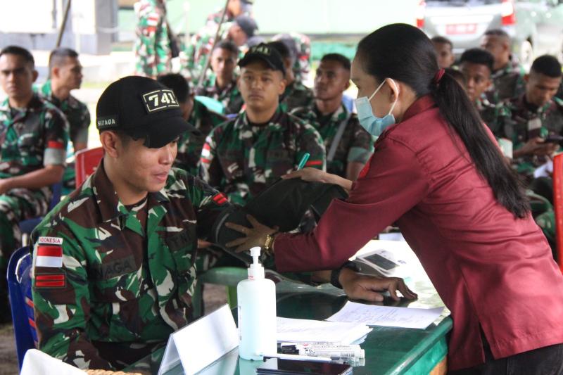 Momen HUT ke-10, Satgas Yonif 741/GN Gelar Donor Darah dan Khitanan 