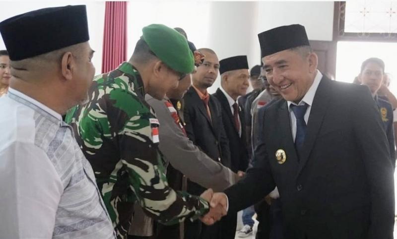 Bupati Belu, Willybrodus Lay saat menyalami Dansatgas Yonif 742/GN, Letkol Inf. Gafur Thalib dalam kegiatan rapat paripurna di gedung DPRD Belu perbatasan RI-RDTL kemarin. 