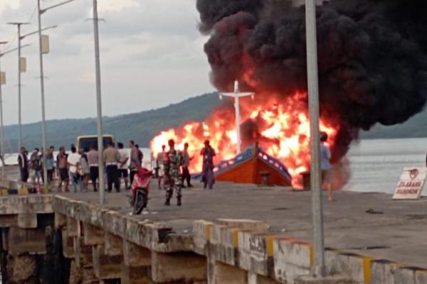 Kapal KM Trans Floreti terbakar di pelabuhan laut Larantuka, Kelurahan Postoh, Kecamatan Larantuka, Kabupaten Flores Timur,. Kapal milik Koko Renal yang memuat bahan bakar minyak (BBM) ini terbakar pada Sabtu, 29 Maret 2025 petang sekitar pukul 17.00  wita.