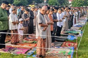 Ribuan Umat Muslim Penuhi Lapangan Umum Atambua Ikuti Sholat Id 1446 H