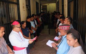 Mgr. Maksi Regus Beri Pembinaan Rohani Bagi Para Tahanan di Polres Mabar 