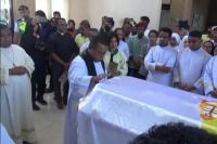  Isak Tangis Ribuan Umat di Kupang Sambut Jenazah Petrus Turang