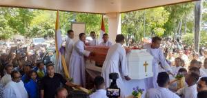 Tangis Ribuan Umat Katolik Warnai Misa Pemakaman Mgr Petrus Turang 