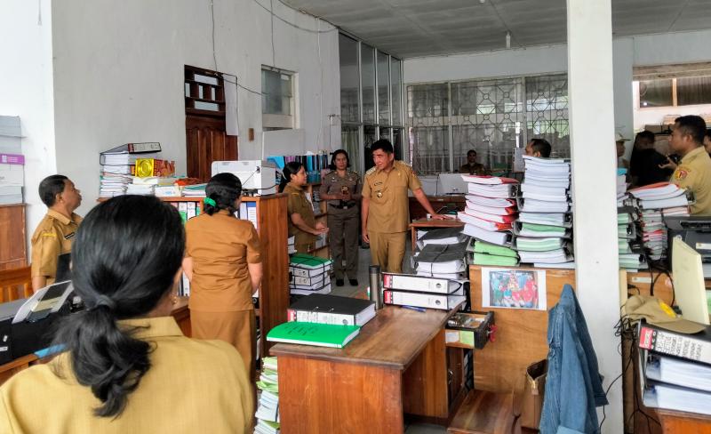 Perdana Berkantor, Bupati Belu Sidak Beberapa OPD