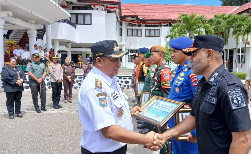 Bupati TTU Beri Penghargaan ke BPBD Belu dan Tim Penyelamat Korban Perahu Tenggelam 