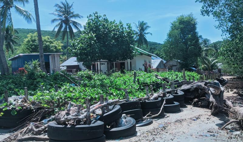 Kerap Dilanda Banjir Rob, Warga Kampung Motor Bike Reok Andalkan Tanggul Darurat 