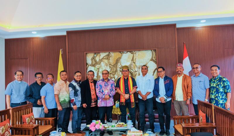 Gubernur Nusa Tenggara Timur (NTT), Emanuel Melkiades Laka Lena, menemui Uskup Mgr. Siprianus Hormat, di Keuskupan Ruteng pada Sabtu, (12/4/2024). 