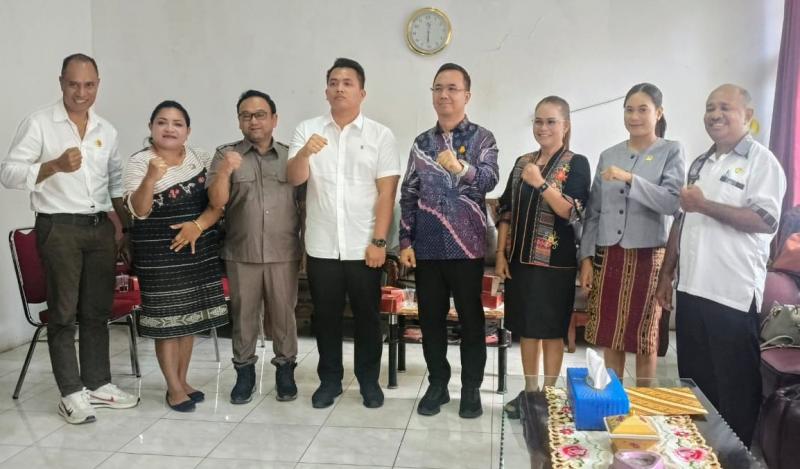 DPRD Belu pose bersama Kasat Reskrim Polres Belu, Pj Kekari Belu dan Inspektur Inspektorat Belu usai rapat koordinasi, Jumat (11/4/2025). 