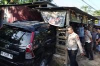   Sopir Ngantuk, Toyota Avanza Tabrak Kios dan Warga sedang Belanja 