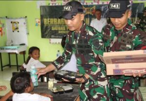 Satgas Yonif 741/GN berbagi Makan Bergizi Gratis untuk pelajar SDN Baudaok, Kecamatan Lasilolat, Kabupaten Belu perbatasan RI-RDTL.