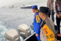 Karo Ops Polda NTT Kombes Pol. Deonijiu De Fatima, Dansat Brimob Polda NTT Kombes Pol Teguh Hardiyo Wubisono, serta Dirpolairud Polda NTT, Kombes Pol. Irwan Deffi Nasution saat mengamankan prosesi laut Semana Santa 2025 yang berlangsung khidmat di perairan Larantuka, Kabupaten Flores Timur, Jumat (18/4/2025). 