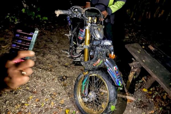 Salah satu barang bukti berupa sepeda motor yang mengalami kecelakaan lalu lintas diamankan aparat Satlantas Polres Rote Ndao. 