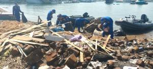 Bersama Masyarakat, Polisi Bersihkan  Sampah di Pulau Monyet Labuan Bajo
