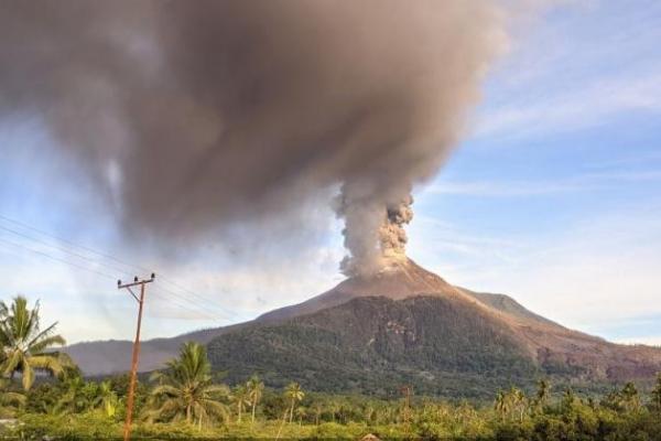 Gunung Api (PPGA) Lewotobi Laki-laki mencatat sepanjang Selasa (22/4/2]25) hingga pukul 17.00 wita sudah tujuh kali terjadi letusan dengan tinggi  semburan abu vulkanik antara 1000-1.500 meter di atas puncak.   
