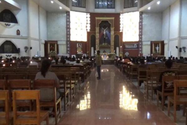 Biarawan dan biarawati di Kota Kupang, menggelar doa bersama untuk arwah pemimpin tertinggi umat katolik dunia, serta kepala negara Vatikan, Paus Fransiskus di gereja Santa Maria Asumpta, Kota Kupang pada Selasa (22/4/2025).