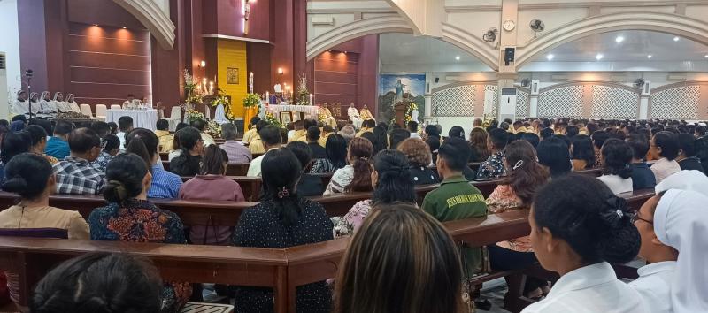 Ratusan umat Katolik beserta rohaniawan-rohaniawati di Kota Kupang, Nusa Tenggara Timur (NTT) mengikuti misa Requem atau misa arwah, untuk mendoakan Paus Fransiskus, Kamis (24/4/2025).