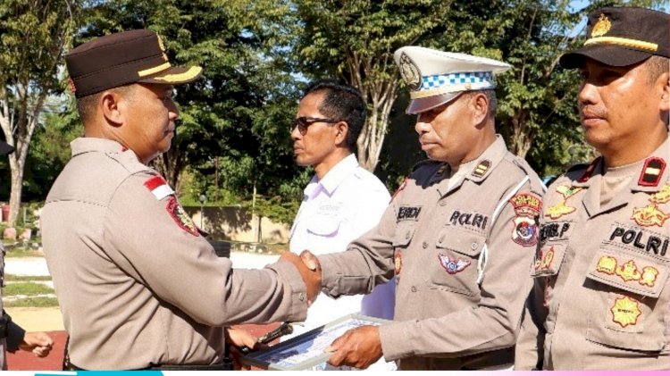 Kapolres Rote Ndao Berikan Penghargaan untuk Perwira & Anggota Berprestasi