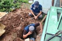 Jenazah bayi laki-laki tanpa identitas akhirnya dimakamkan pada Kamis (1/5/1025). Jenazah ini ditemukan warga di selokan wilayah Baumata, Kabupaten Kupang. 