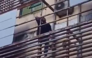 (dok.ist) screenshot video korban warga asal Timor Leste Tewas gantung diri di jendela lantai tiga ruangan Azoka RS Atambua, Kabupaten Belu perbatasan RI-RDTL, Jumat (2/5/2025) dini hari.