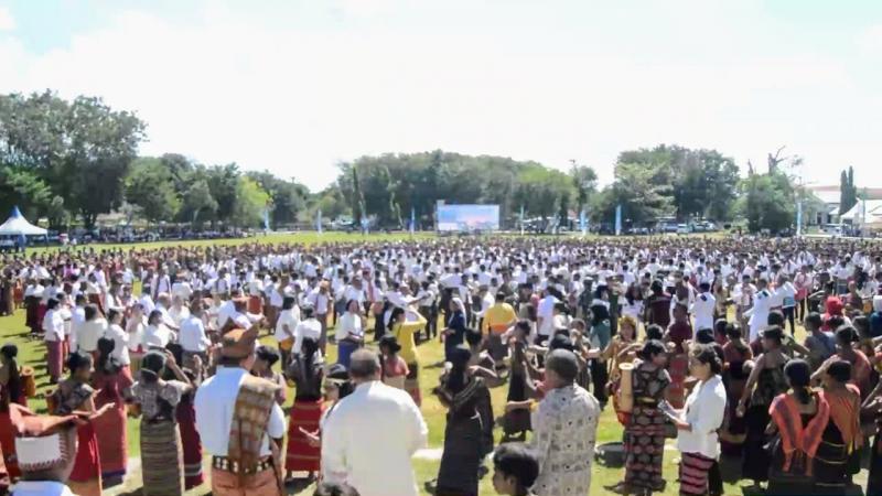 2000 penari tarian kolosal meriahkan peringatan Hardiknas di lapangan umum Atambua, Kabupaten Belu perbatasan RI-RDTL, Jumat (2/5/2025). 
