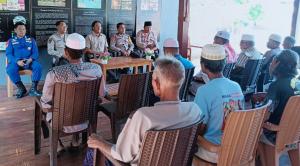 Polres Manggarai Barat melakukan kegiatan Jumat Curhat di Desa Seraya Maranu, Jumat (2/5/2025) 