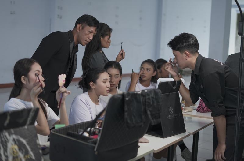 HSL Wedding Organizer Fasilitasi Pelatihan Etika dan Kecantikan untuk Finalis Putri Manggarai 2025