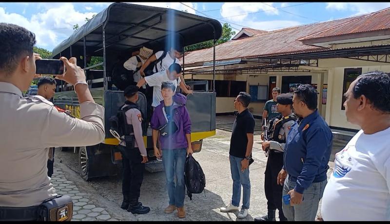 Sebanyak 11 orang yang terdiri dari enam orang Warga Negara Asing (WNA) asal Cina dan lima orang Warga Negara Indonesia (WNI) asal Sulawesi diamankan Polres Rote Ndao pada Minggu (4/5/2025).