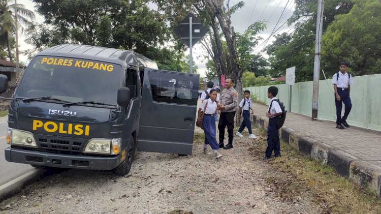 Keprihatinan Kapolres Kupang Terhadap Dunia Pendidikan, Sediakan Transportasi Gratis untuk Siswa